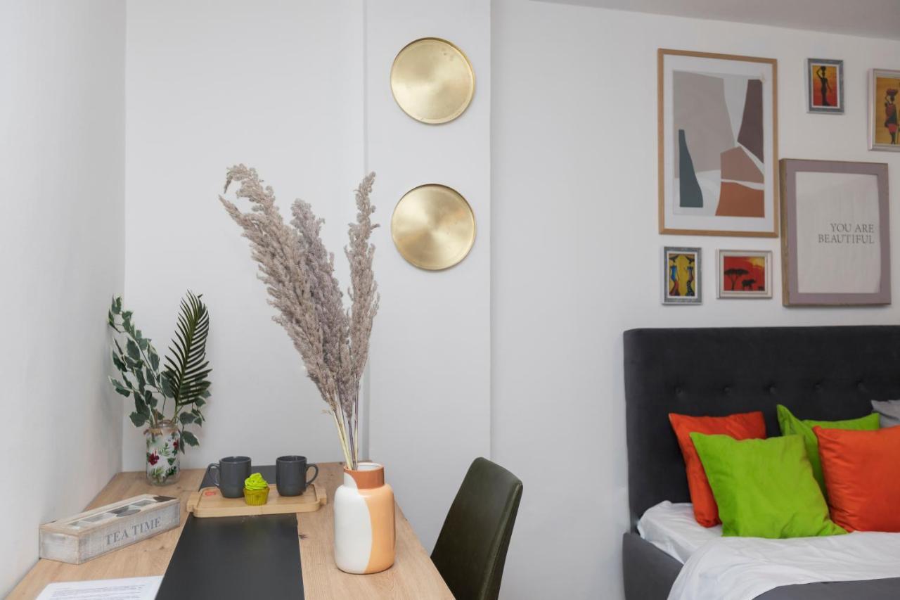 11 Steps' Lovely Studio In The Center Tirana Exteriör bild