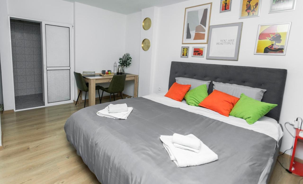 11 Steps' Lovely Studio In The Center Tirana Exteriör bild
