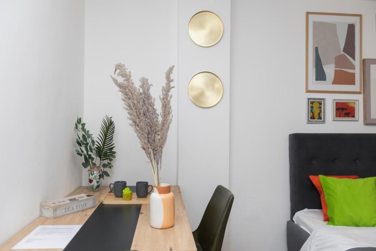 11 Steps' Lovely Studio In The Center Tirana Exteriör bild