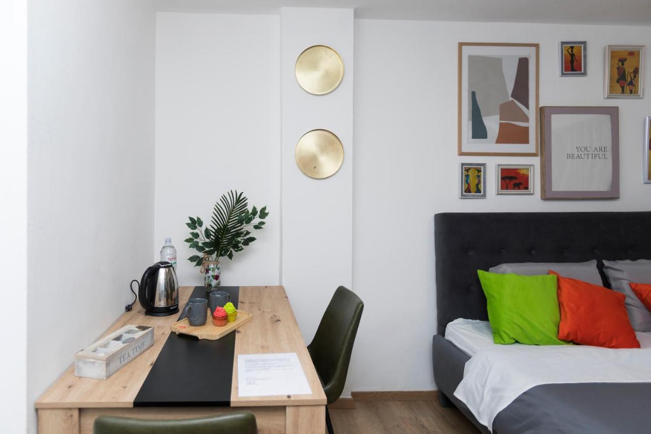 11 Steps' Lovely Studio In The Center Tirana Exteriör bild